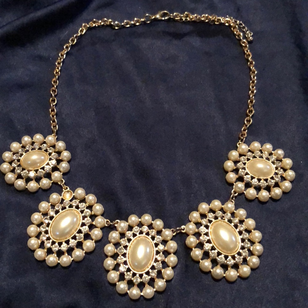 Small pearl statement necklace
